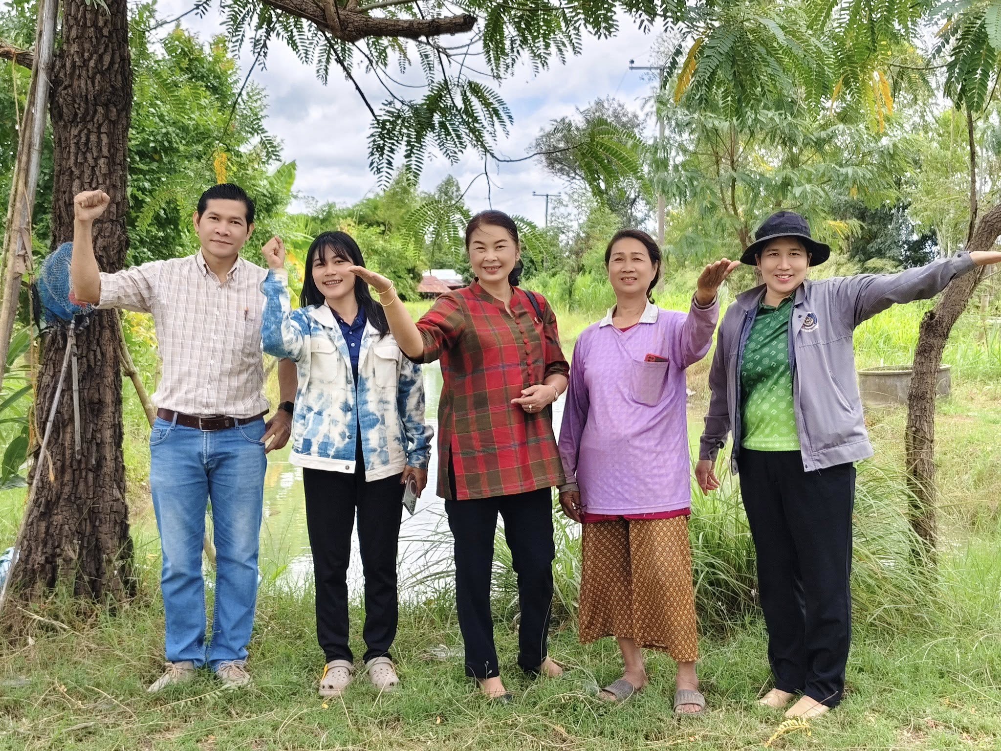 พัฒนาชุมชนอำเภอตระการพืชผล ชื่นชม “โคก หนอง นา โมเดล” ครัวเรือนต้นแบบ "คนรักษ์น้ำ" บ้านคอนสาย ชูจุดเด่นระบบโซล่าเซลส์ บริหารจัดการน้ำใช้เพียงพอตลอดปี