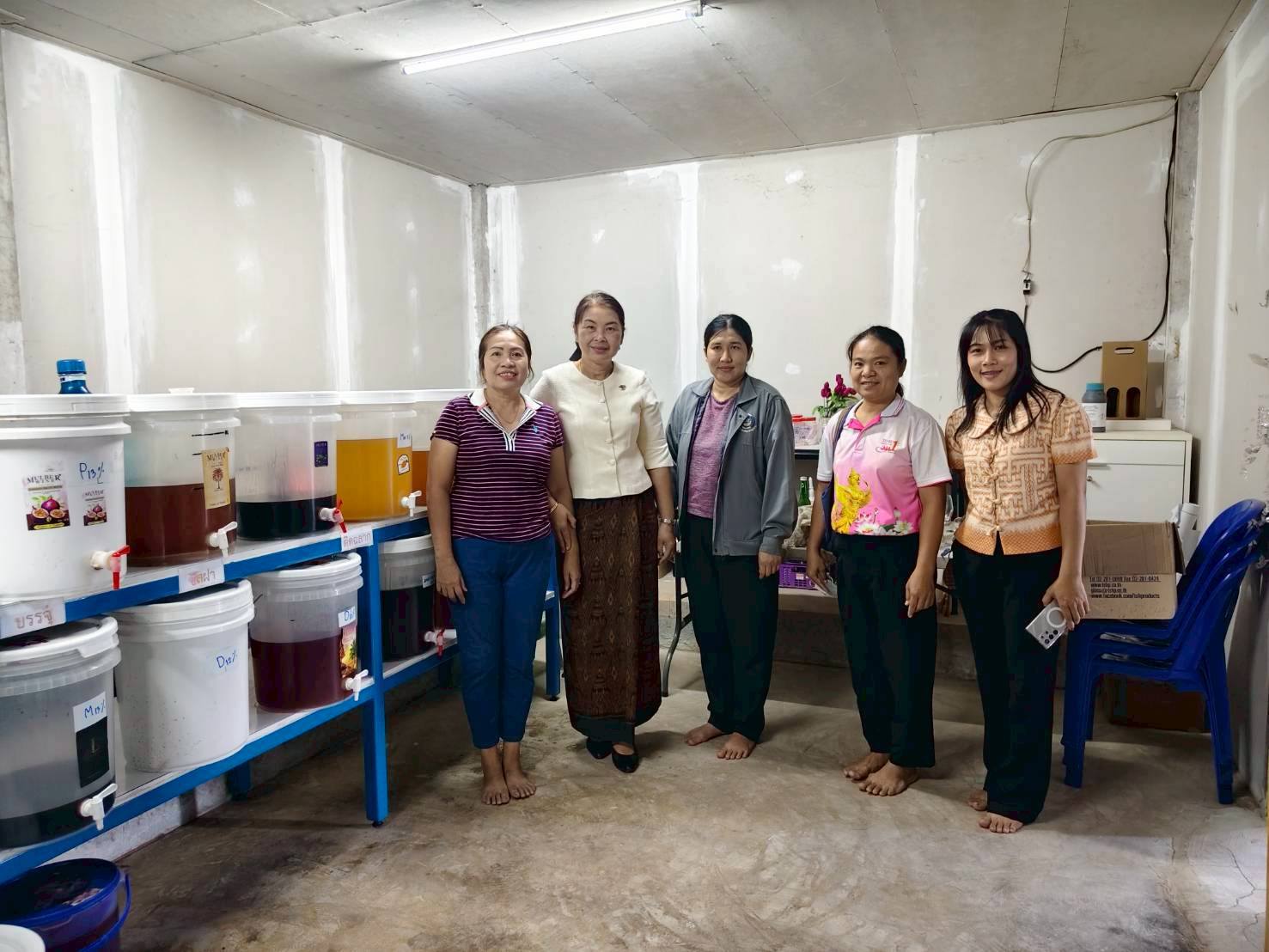 พัฒนาชุมชนอำเภอตระการพืชผล ลงพื้นที่เยี่ยมชมและให้กำลังใจวิสาหกิจชุมชนเกษตรมัลเบอร์รี่ ผลิตภัณฑ์เด่น "ไวน์มัลเบอร์รี่" พร้อมขับเคลื่อนเศรษฐกิจชุมชน