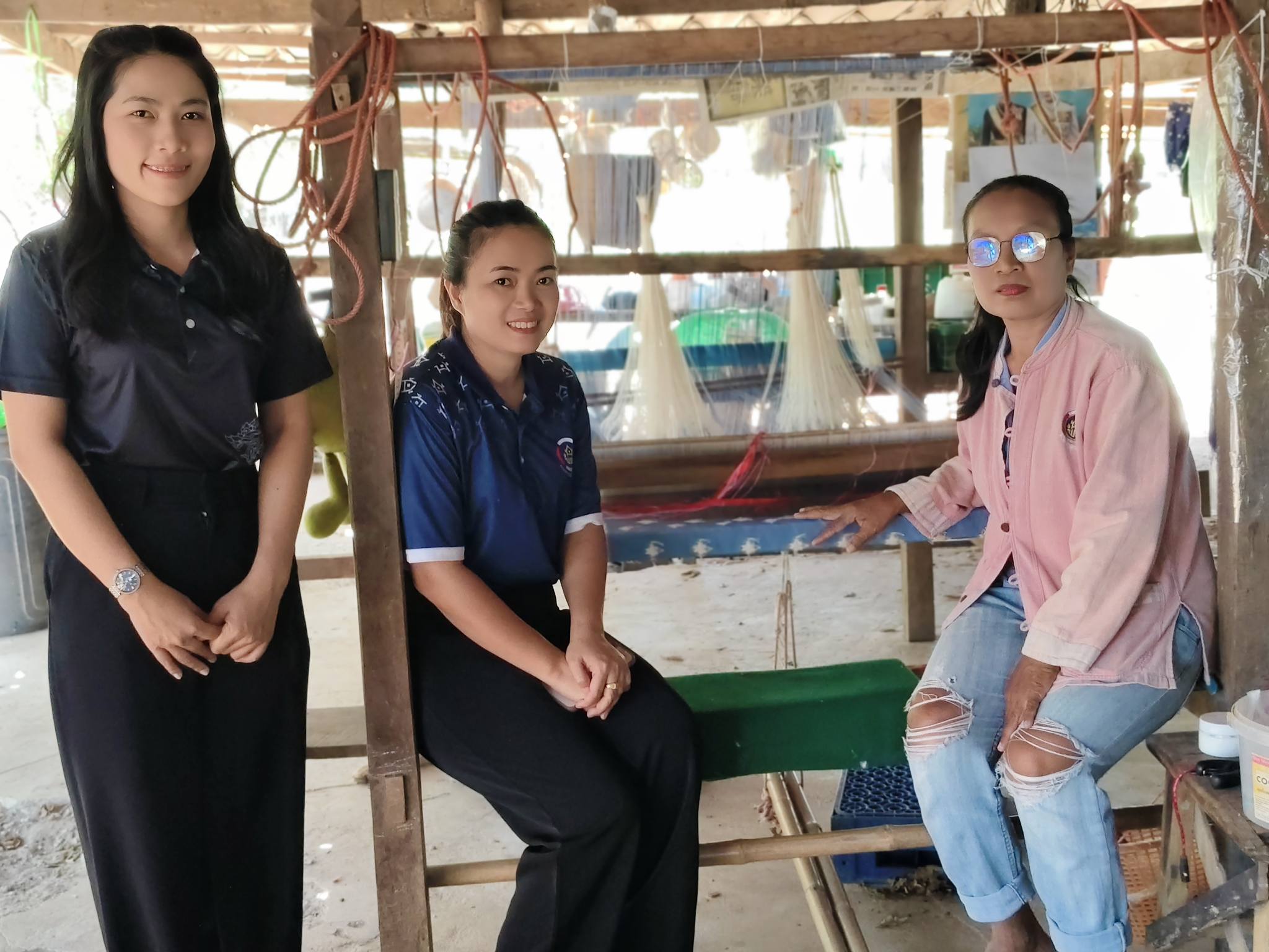 พช.อำเภอตระการพืชผล ลงพื้นที่ติดตามผลการดำเนินงานกลุ่มอาชีพ OTOP "กลุ่มสตรีทอผ้าบ้านดอนกลาง" เพื่อส่งเสริมเศรษฐกิจฐานรากและยกระดับรายได้ชุมชน