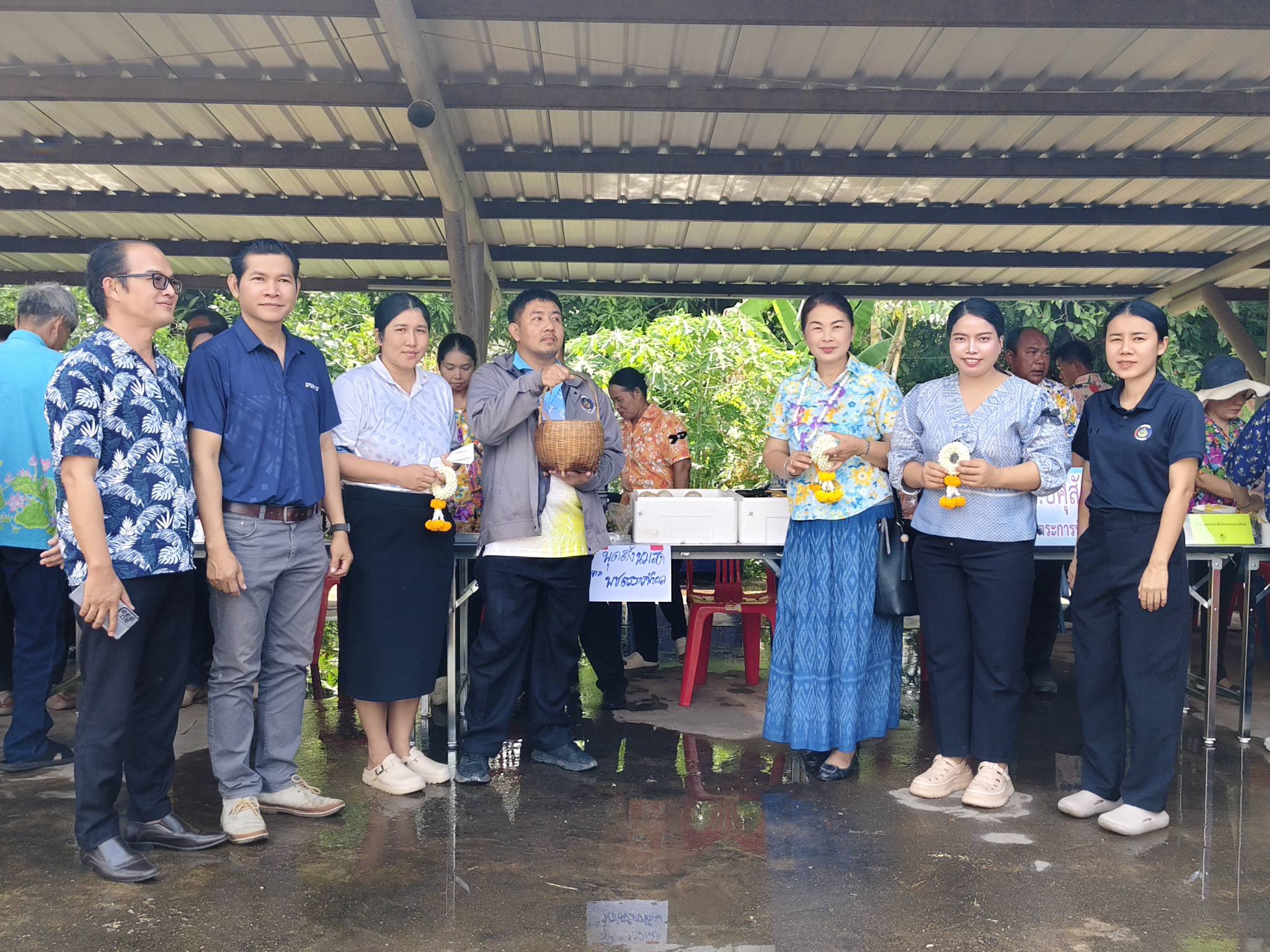 พช.ตระการพืชผล ร่วมรดน้ำขอพรนายอำเภอ สืบสานประเพณีสงกรานต์ ปี 2569 พร้อมหนุนสินค้า OTOP "พุดดิ้งมะพร้าวนมสด & วุ้นมะพร้าว จาก brand บ้านมะพร้าวยายคำ"ส่งมอบความสุข