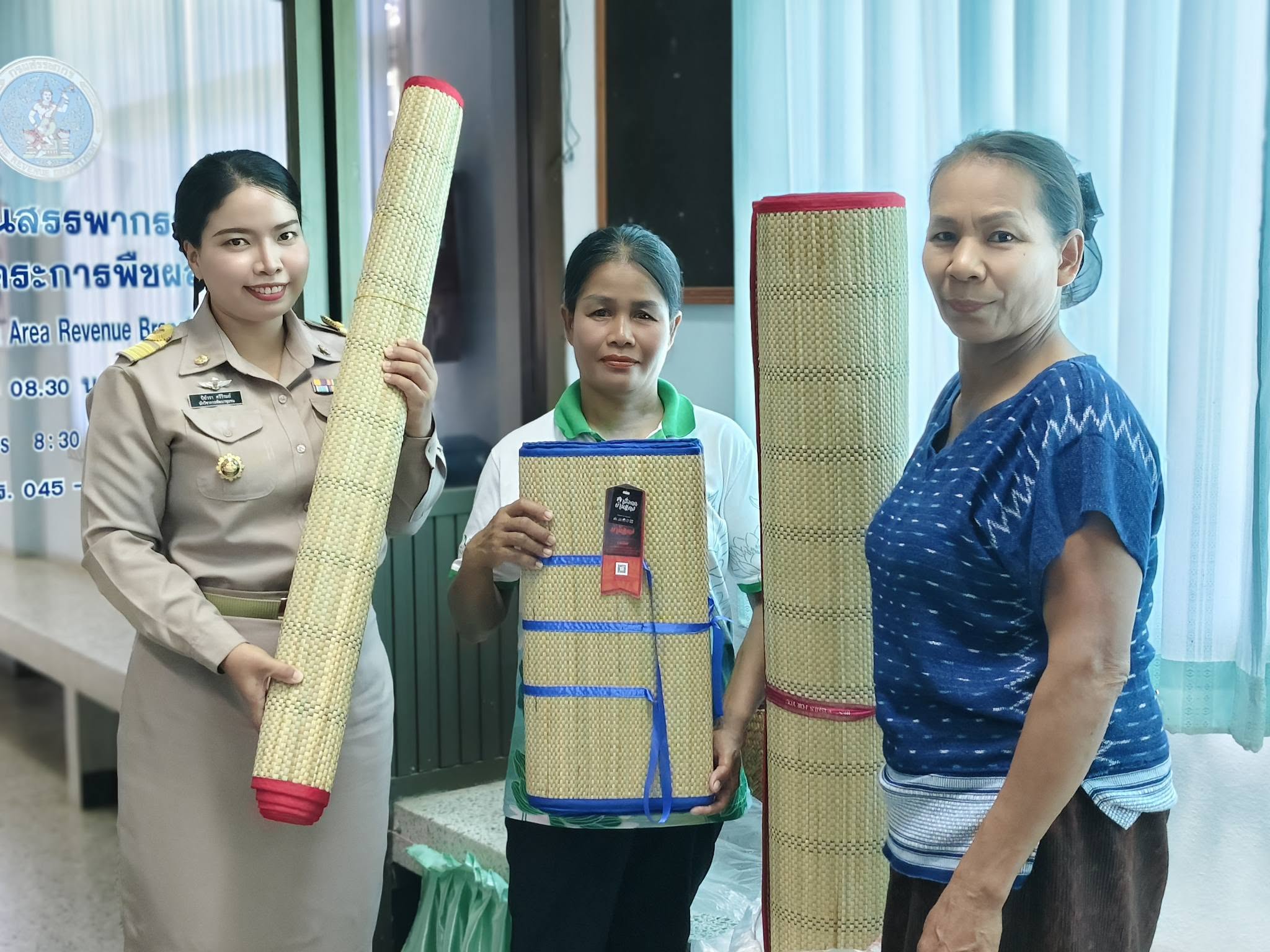 พช.ตระการพืชผล ลุยคัดสรร "สุดยอด OTOP ปี 2569" ชูผู้ประกอบการเสื่อกกตำบลบ้านแดง ตบเท้าเข้าร่วมคึกคัก หวังคว้าดาวต่อยอดการตลาด