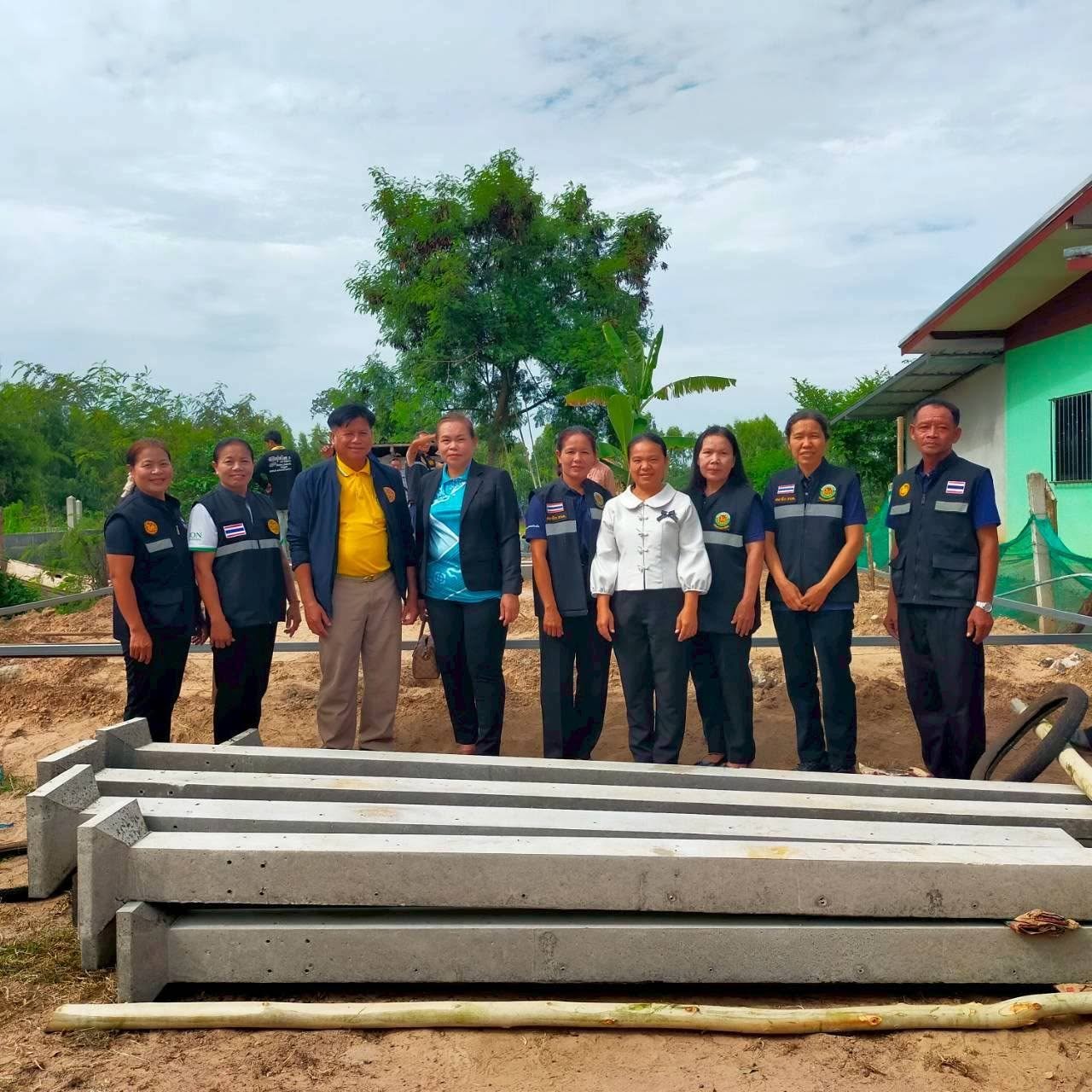 พช.ตระการพืชผล ร่วมพิธีขุดหลุมลงเสาเอก-เสาโท "โครงการบ้านกาชาดอุบลราชธานี" มุ่งสร้างบ้านให้ผู้ด้อยโอกาส ถวายเป็นพระราชกุศลฯ