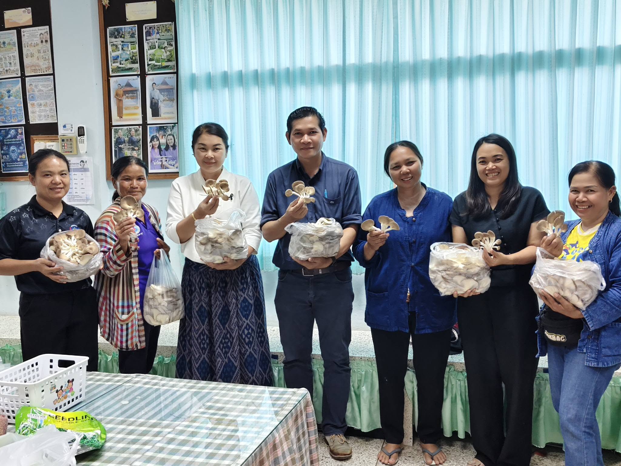 พช.ตระการพืชผล ชื่นชมความสำเร็จกลุ่ม "เห็ดนางฟ้าอารมณ์ดีห้วยทีเหนือ" สร้างรายได้มั่นคงผ่านโครงการสัมมาชีพชุมชน