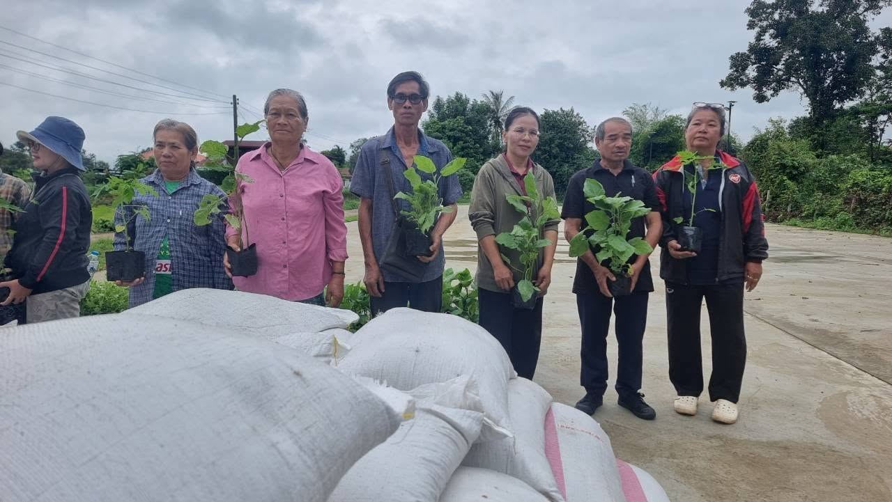 พช.ตระการพืชผล ขับเคลื่อนการขจัดความยากจน ลงพื้นที่ส่งเสริมอาชีพ "ทำปุ๋ยหมักชีวภาพเพื่อปลูกผักสวนครัว" สานพลังชุมชนสู่ความยั่งยืน
