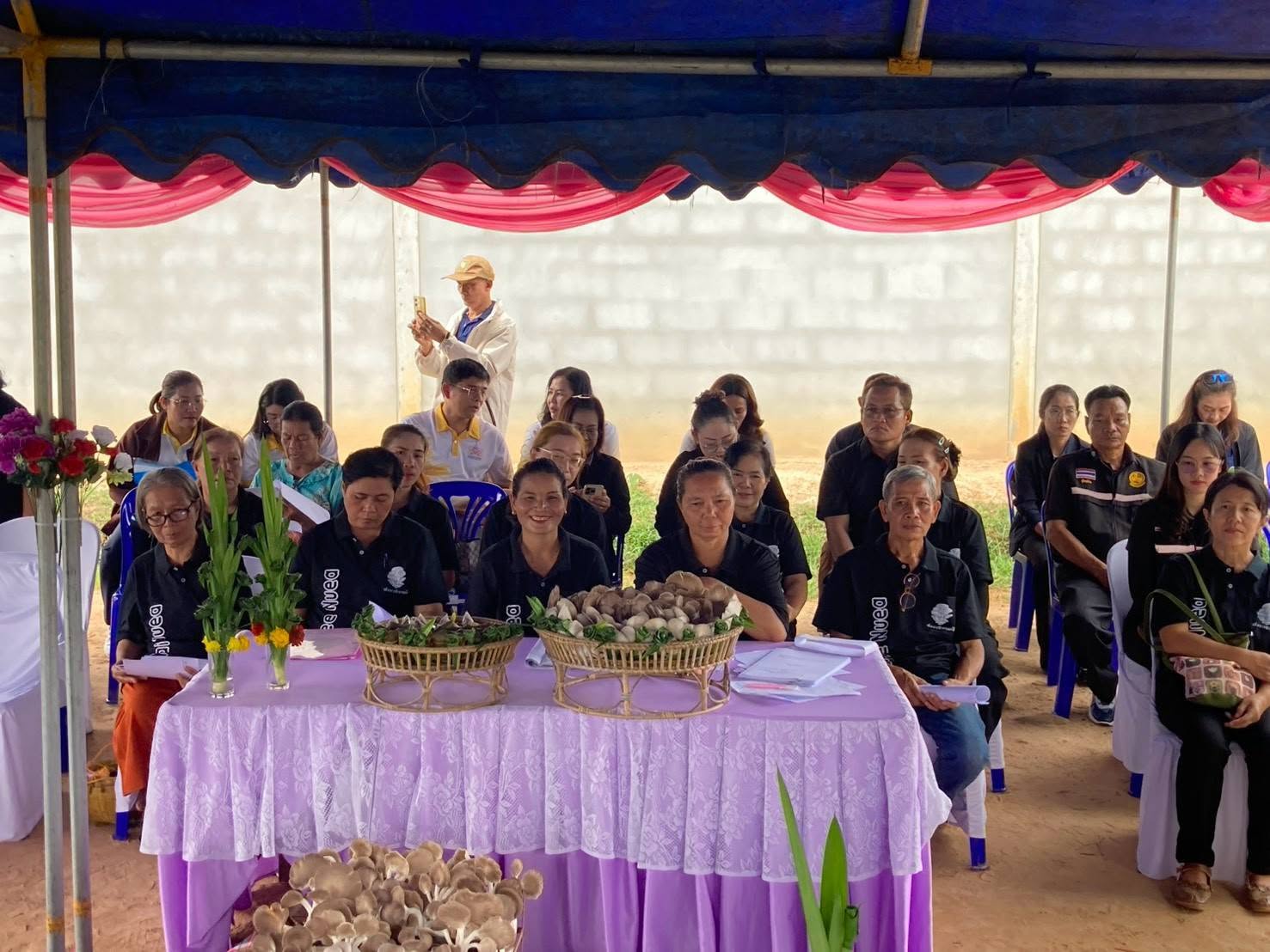 พช.ตระการพืชผล ร่วมต้อนรับคณะทำงานการพัฒนาเศรษฐกิจฐานรากและประชารัฐ (E3) ลงพื้นที่หนุนกลุ่ม "โคก หนอง นา โมเดล" อำเภอตระการพืชผล