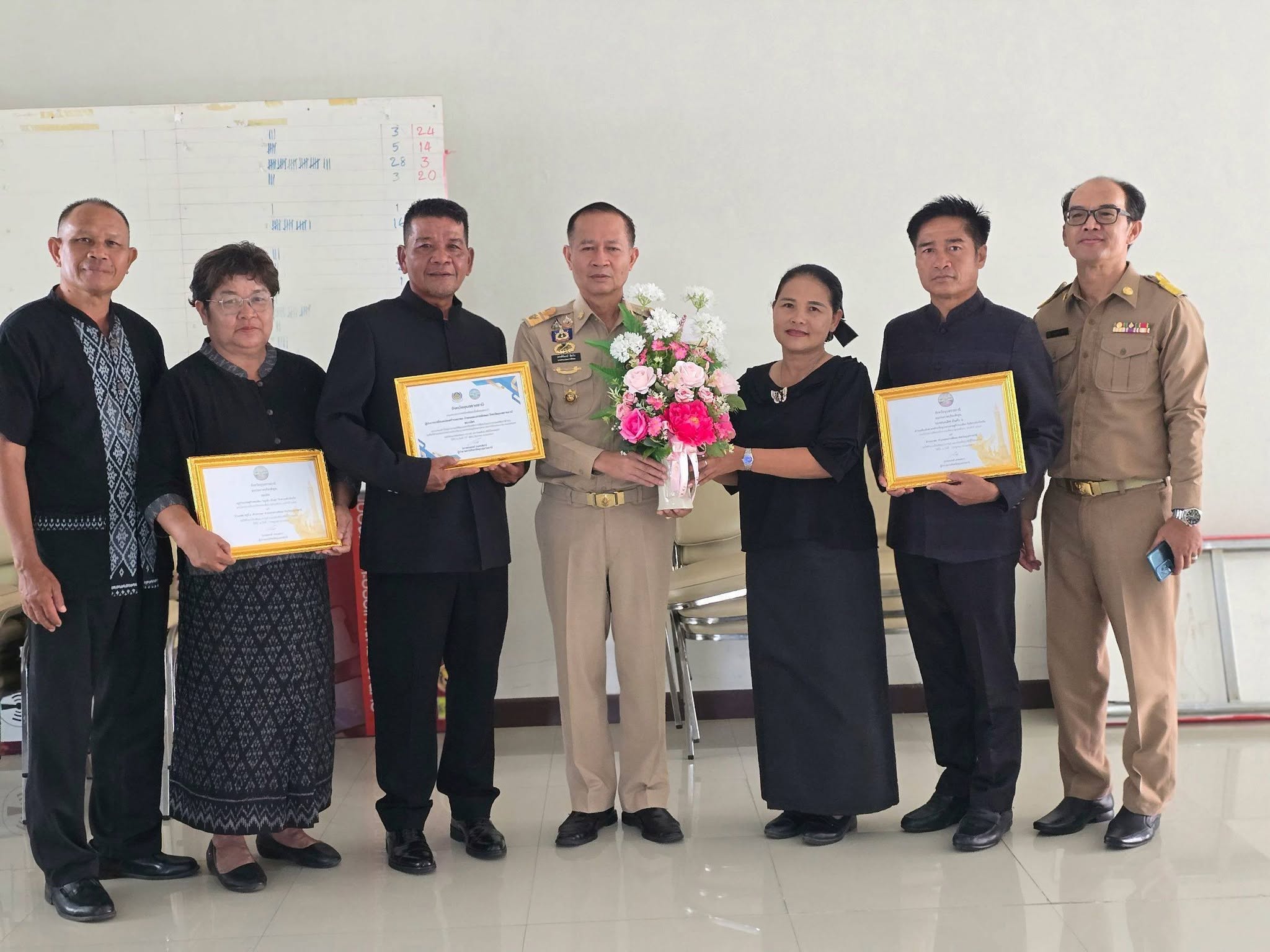 อำเภอตระการพืชผล คว้า 3 รางวัลระดับจังหวัด! รับมอบใบประกาศเกียรติคุณผู้นำการเปลี่ยนแปลงและกิจกรรมพัฒนาชุมชนดีเด่น ประจำปี 2569