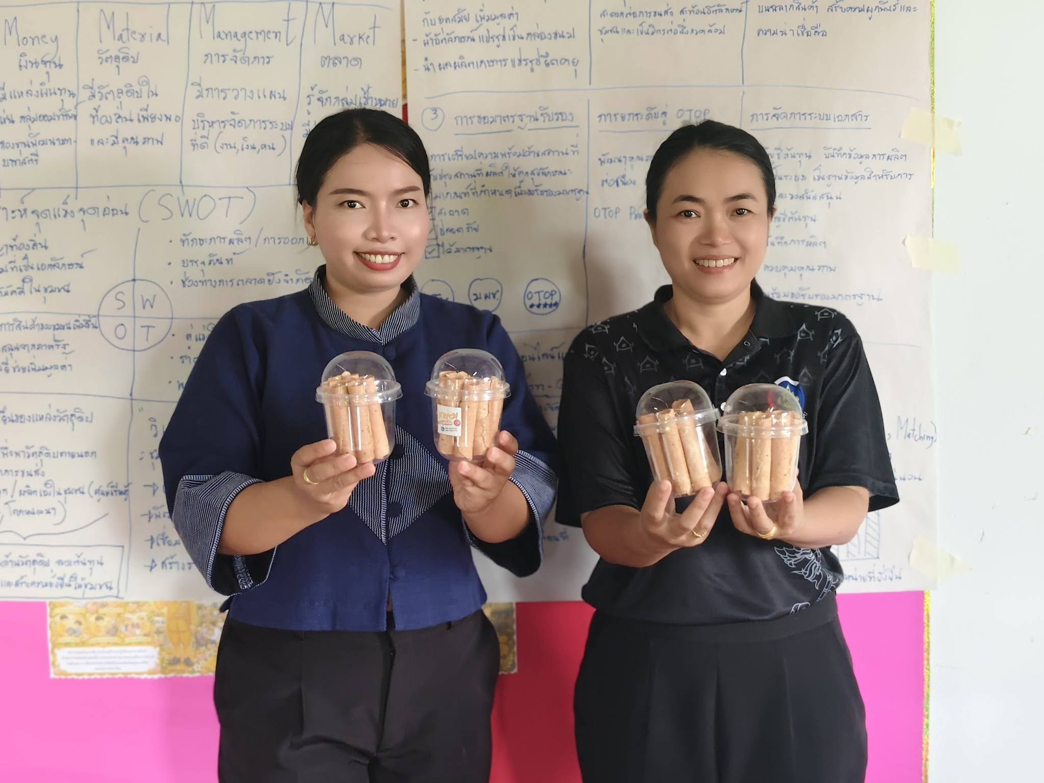 พช.ตระการพืชผล ลุยพื้นที่บ้านเกษม หนุนต่อยอดกลุ่มอาชีพทำขนมทองม้วนจากข้าวกล้องงอก ยกระดับผลิตภัณฑ์ชุมชนสู่ OTOP อย่างยั่งยืน