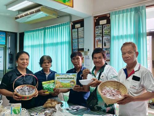 พช.ตระการพืชผล รับมอบเมล็ดพันธุ์ผักจากเครือข่ายผู้นำ อช. หนุน “ศูนย์แบ่งปันฯ” ส่งต่อความสุขสู่ครัวเรือนเปราะบาง
