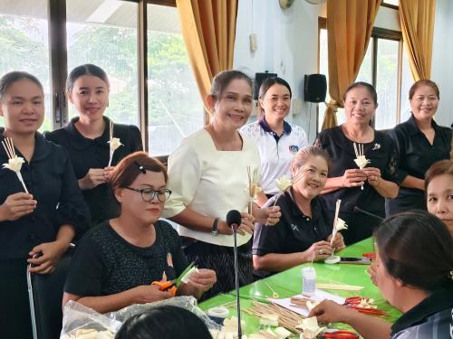 พช.ตระการพืชผล ผนึกกำลังสตรี 23 ตำบล อบรมวิทยากรประดิษฐ์ดอกไม้จันทน์ออนไลน์ เตรียมขยายผลสู่ชุมชน