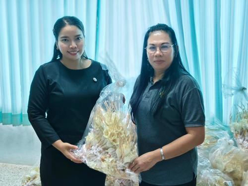 พช.ตระการพืชผล รับมอบดอกไม้จันทน์ 1,900 ดอก จาก อบต.บ้านแดง เพื่อใช้ในพระราชพิธีถวายพระเพลิงพระบรมศพ สมเด็จพระนางเจ้าสิริกิติ์ พระบรมราชินีนาถ พระบรมราชชนนีพันปีหลวง